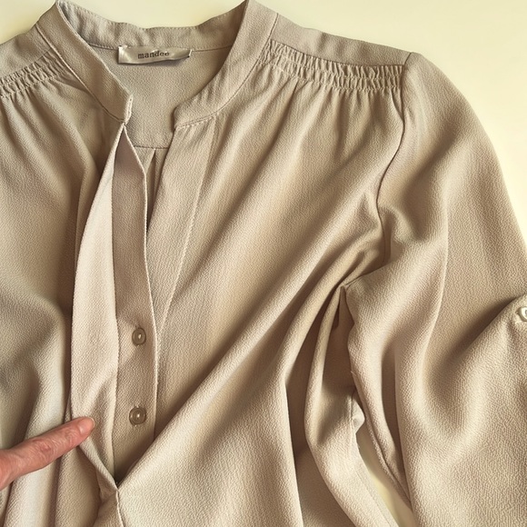 Mandee blouse crepe textured fabric, V-neck, scalloped bottom, 3/4 long - Picture 5 of 11